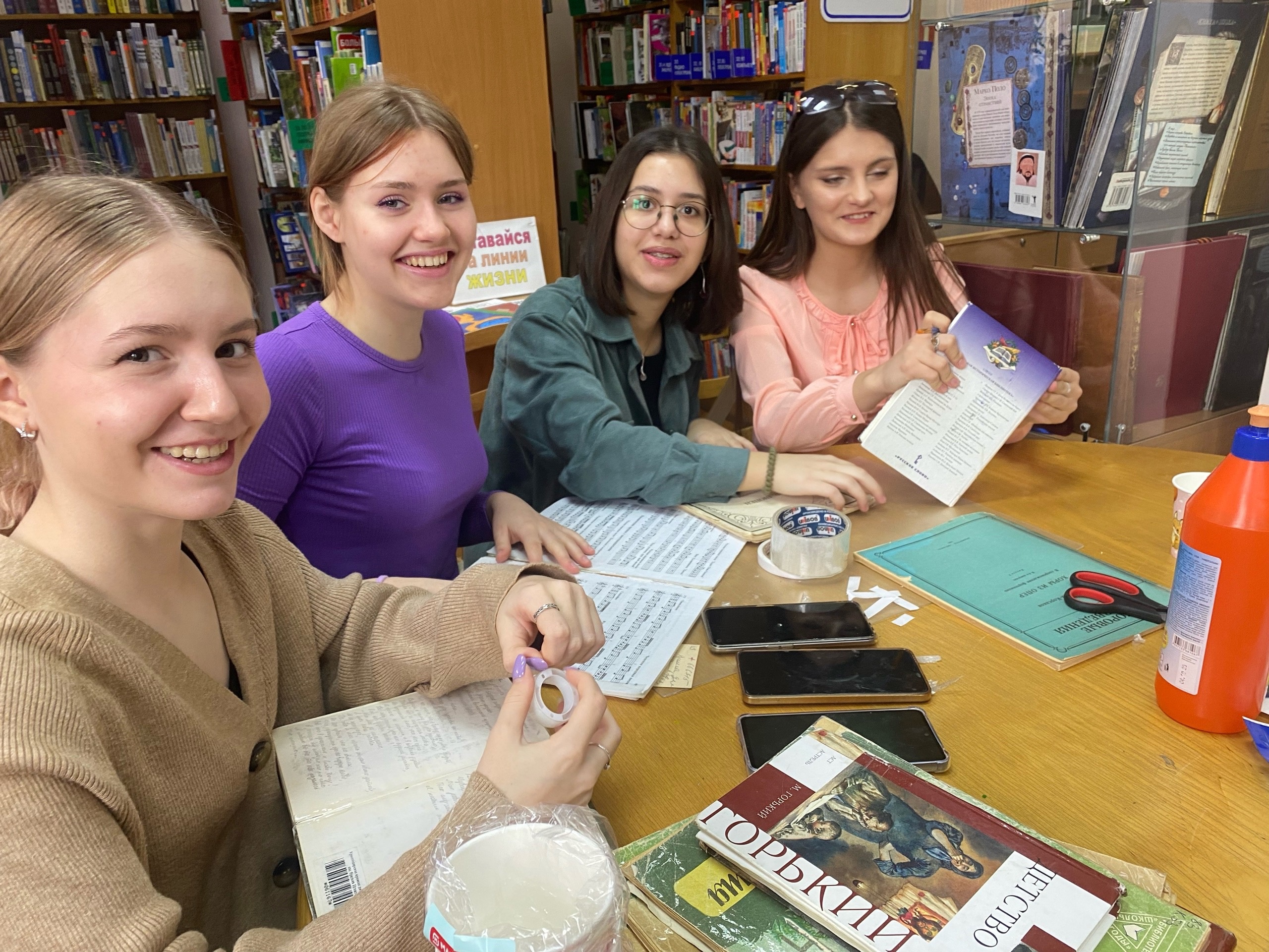 Кубанские волонтеры приняли участие в реставрации в рамках проекта “Молодежь читает”