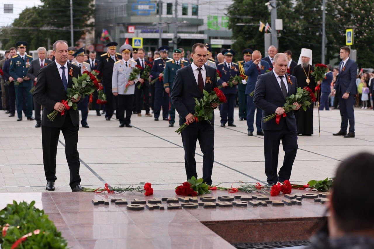 «Не смыкала наша Родина очей…»: в Краснодаре прошла церемония возложения цветов на Площади Памяти Героев